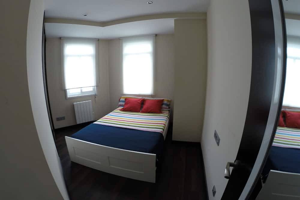 Entire apartment, Beautiful 2 bedroom apartment, exterior, next to the train station in La Coruña, Galician Coast
