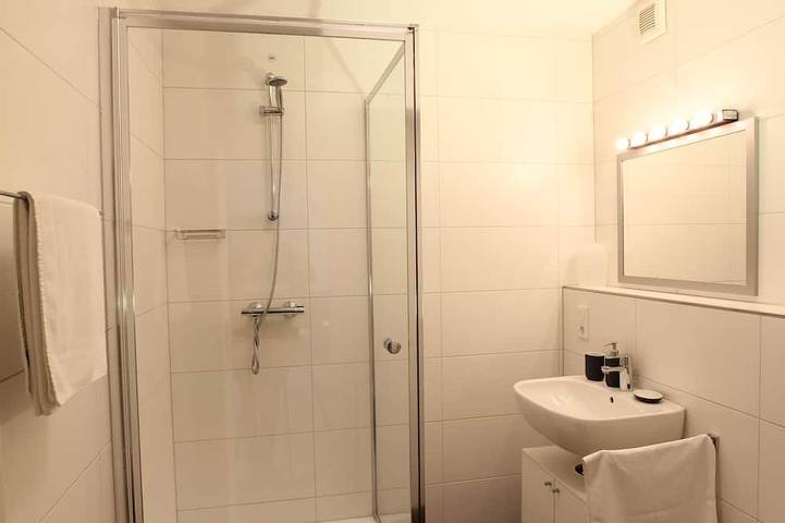 Appartement entier, Moderne-Location- 1 Anna Iff-Vue ville-Salle de bain privée in Würzburg, Région viticole de Franconie