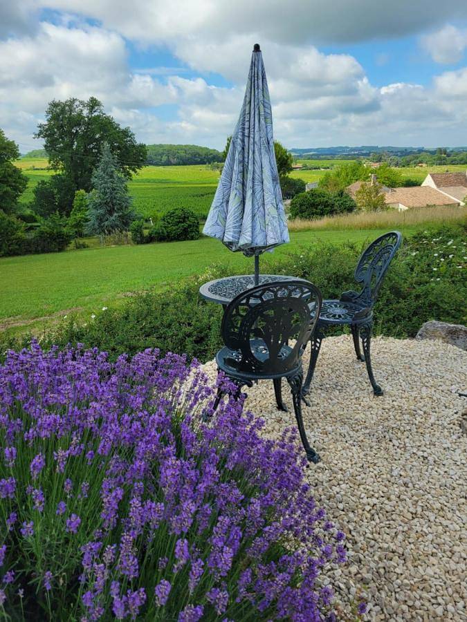 Gîte pour 4 personnes, avec piscine ainsi que jardin et vue à Pomport