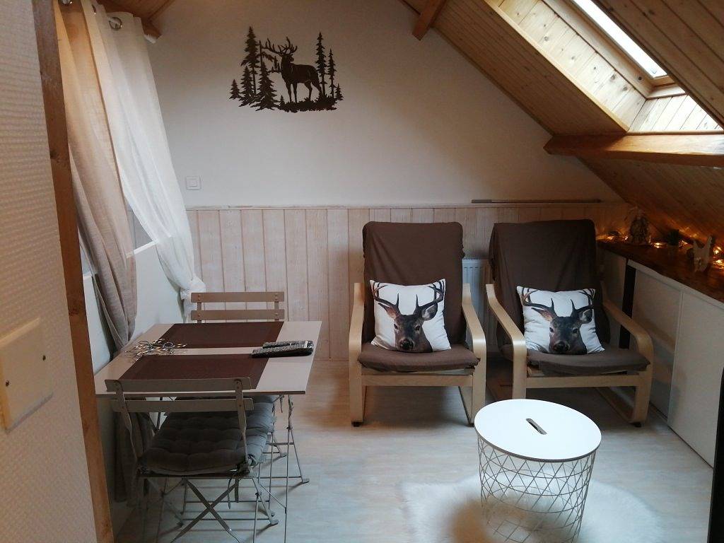 Studio entier, Location meublé saisonnier in Saint-Sauves-d'Auvergne, Parc naturel régional des Volcans d'Auvergne