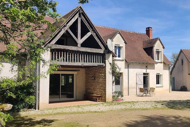 Location de vacances pour 8 personnes, avec terrasse et jardin, animaux acceptés à Thevet-Saint-Julien