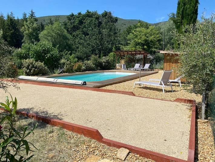 Location de vacances pour 4 personnes, avec piscine ainsi que vue et jardin à Vaugines - 3
