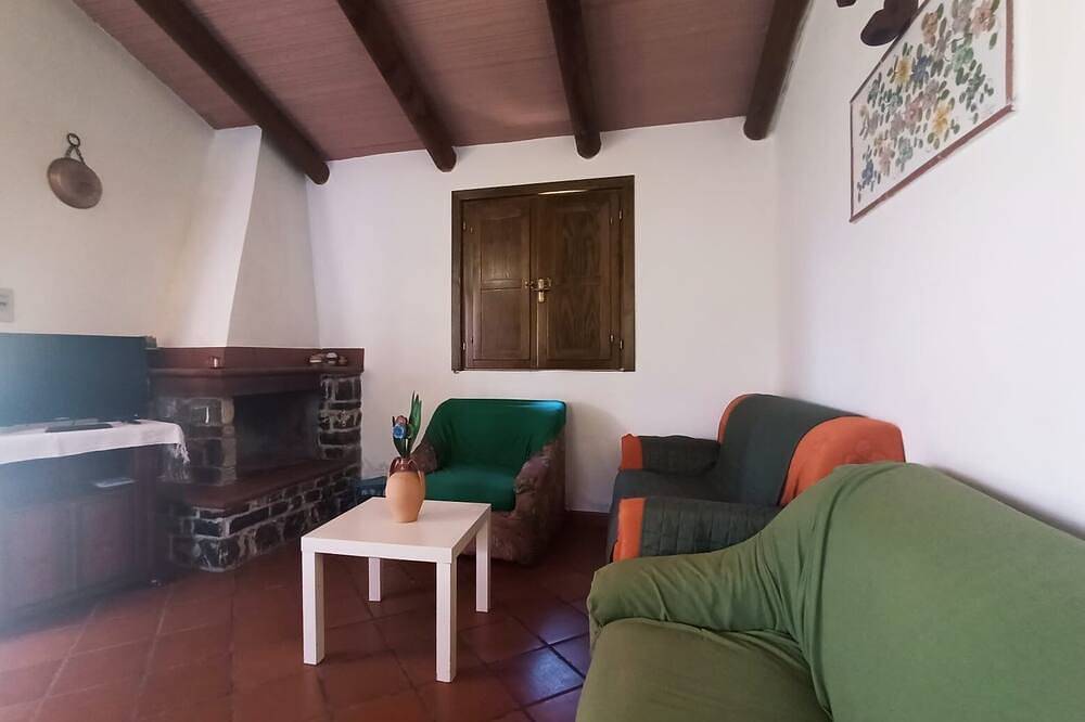 Villa surrounded by greenery 3km from the sea, guaranteed relaxation, pets allowed in Ascea, Cilento
