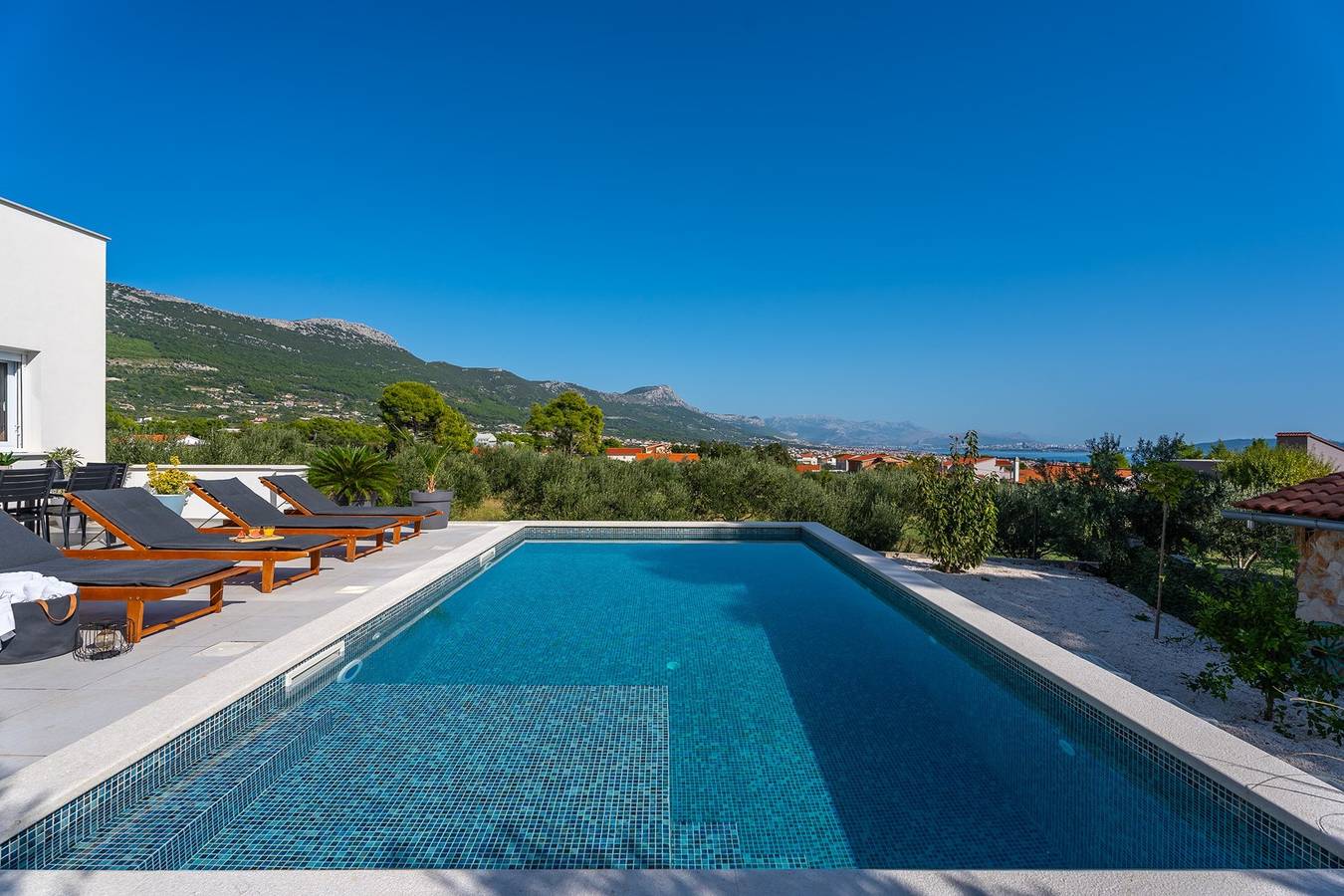4 Schlafzimmer, 3 Badezimmer, privater 40m2 großer Pool, Whirlpool, Sommerküche, Tischtennis, Tischfußball, absolute Privatsphäre, nur 2 km vom Strand entfernt in Kastel Novi, Kaštela