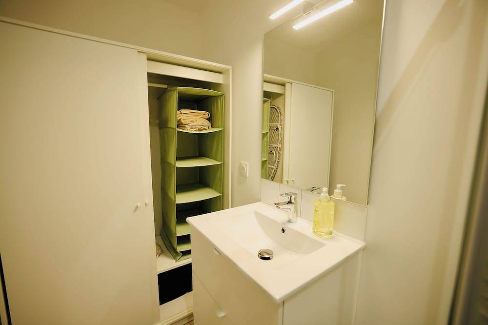 Entire apartment, Air-conditioned studio near beach with wooded exterior in Pérols, Côte d'Améthyste