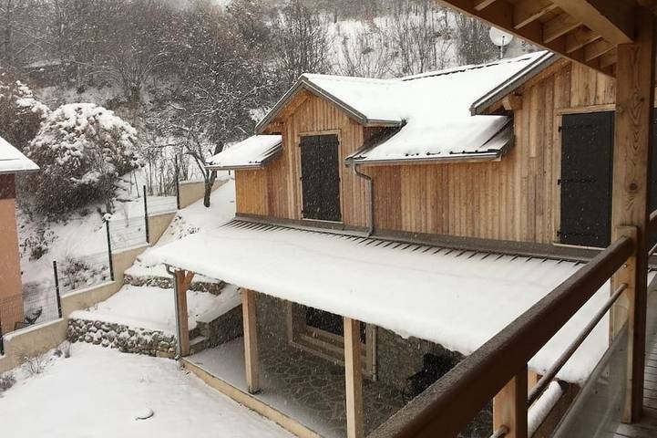 Chalet pour 6 personnes, avec terrasse ainsi que jardin et jacuzzi