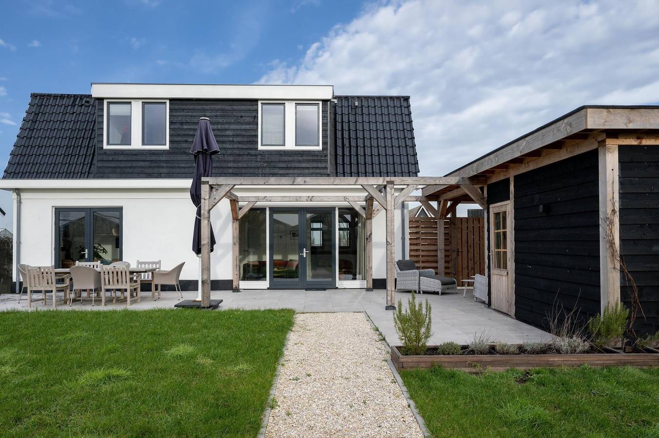 Villa for 8 Guests in Roelofarendsveen, Groene Hart