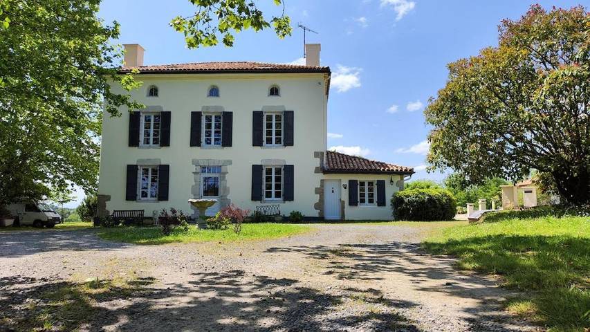 Location de vacances pour 12 personnes, avec vue ainsi que terrasse et piscine, animaux acceptés à Gamarde-les-Bains