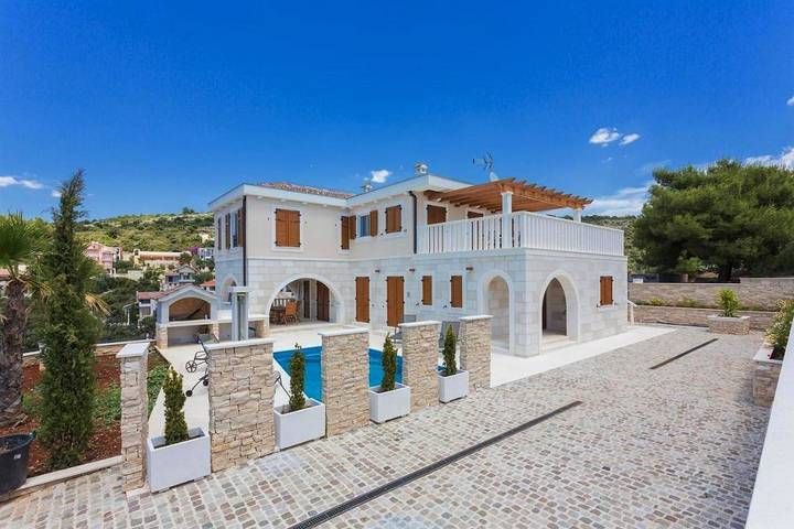 Villa pour 8 personnes, avec vue ainsi que jardin et piscine, animaux acceptés à Marina