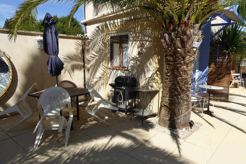 \"Pool Studio\" tiene capacidad para 2 casas rurales con cocina a 10 minutos de Aviñón. in Rognonas, Region de Arles