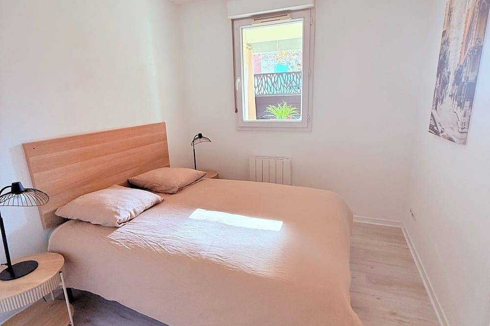 Entire apartment, La Parenthèse - Cosy & Colorful - Sleeps 2 - Private Parking in Blagnac, Haute-Garonne