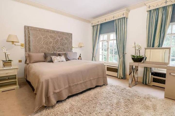 Luxury Sunningdale Estate with Heated Pool & Private Italian Chef on Request in Sunningdale, Berkshire