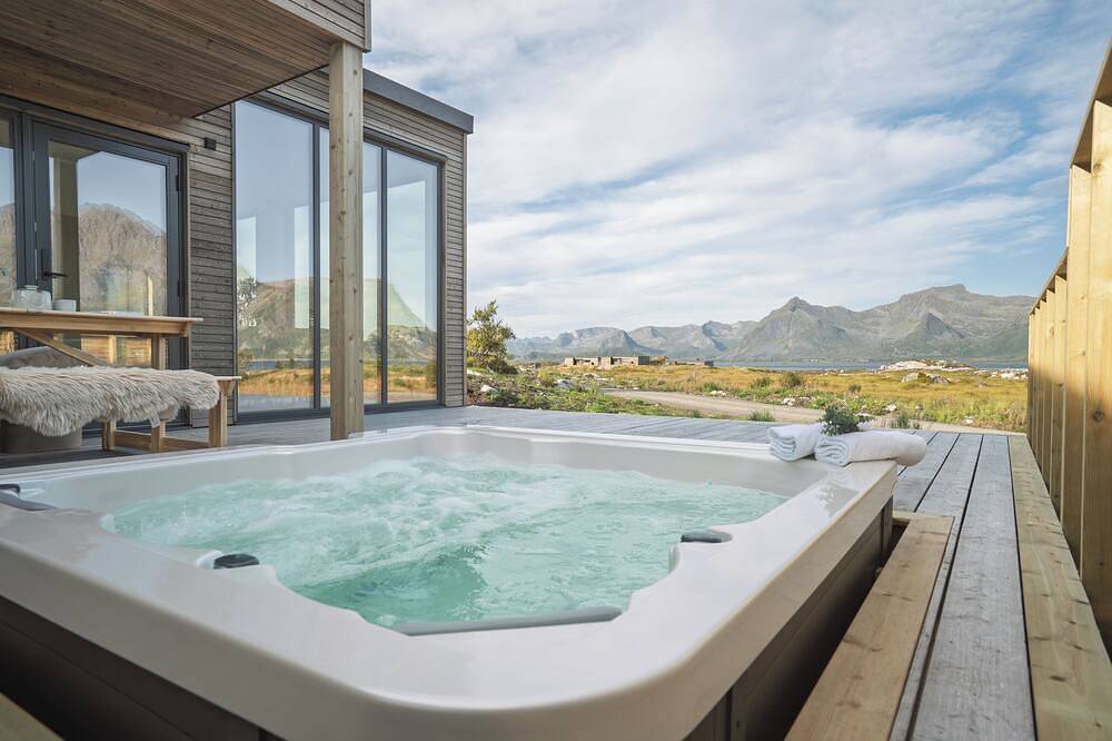 Stunning Lofoten Lodge with Views & Jacuzzi in Vågan