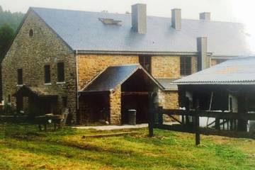Gîte pour 10 personnes, avec jardin et vue dans Redu