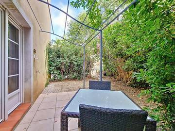 Gîte pour 2 personnes, avec terrasse ainsi que jardin et piscine à Callian