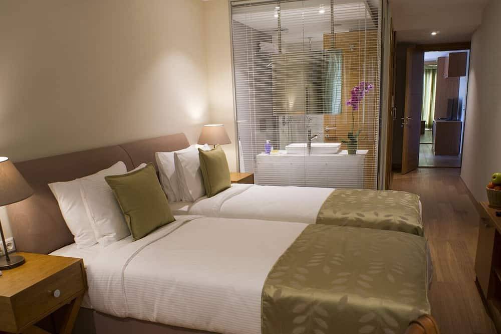 3 rooms connecting  90m2 private suites in nisantasi in Şişli, Istanbul