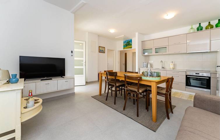 Ferienhaus für 6 Personen, mit Terrasse und Pool sowie Garten in Sukosan - 3