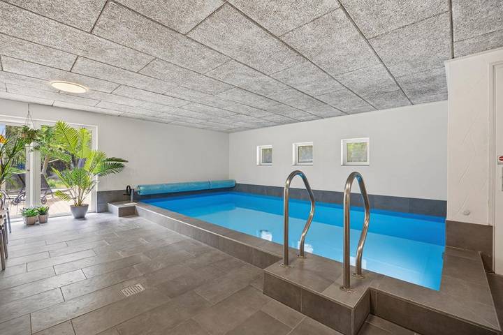Cosy holiday home with a pool, sauna and room for 12 people in Blavand, Varde Region