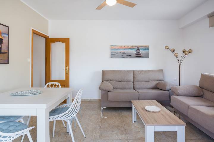 Apartamento entero, Apartamento 'Daimuz Holidays' con vistas al mar, balcón y Wi-Fi in Platja de Daimús (Daimús), Daimuz