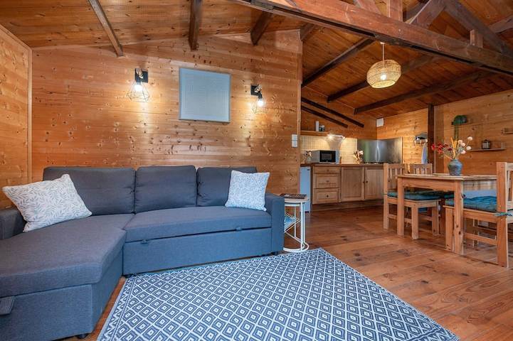 Gîte pour 4 personnes, avec Terrasse ainsi que Jardin et Piscine