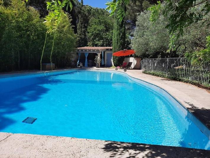 Location de vacances pour 2 personnes, avec Jacuzzi et Terrasse ainsi que Jardin et Piscine à Castillon-du-Gard