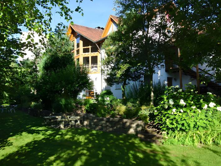 Ferienwohnung für 3 Personen, mit Seeblick und Terrasse sowie Garten in Hayingen