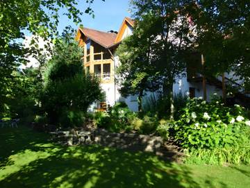 Ferienwohnung für 3 Personen, mit Terrasse und Garten sowie Seeblick in Hayingen