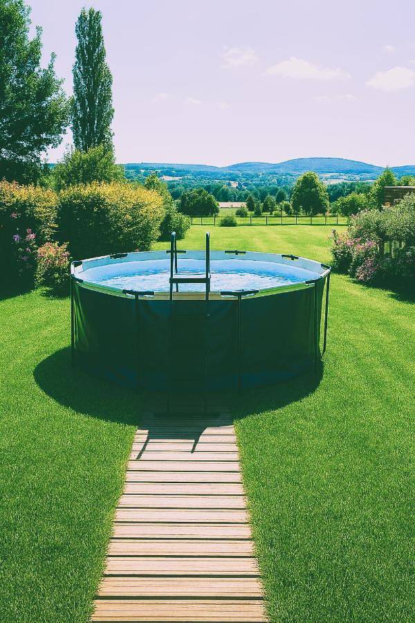 Location de vacances pour 14 personnes, avec vue ainsi que jardin et piscine à Pionsat - 3