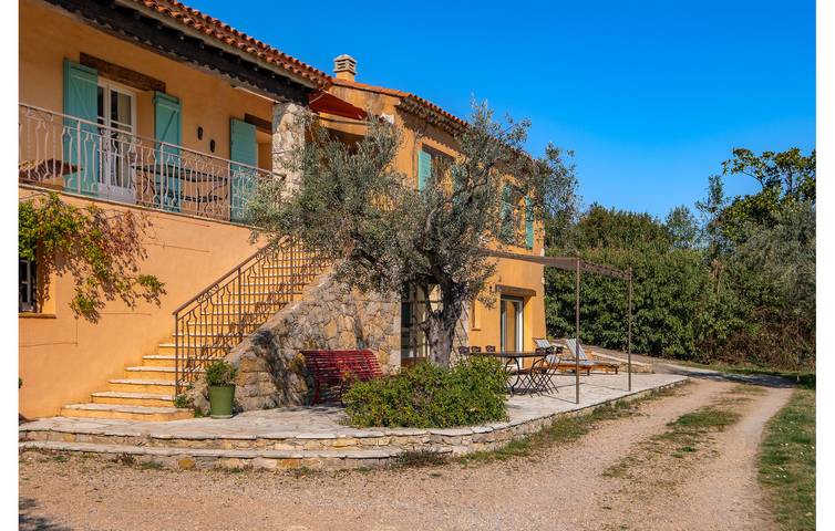 Location de vacances pour 7 personnes, avec jardin ainsi que terrasse et piscine à Tourrettes - 2