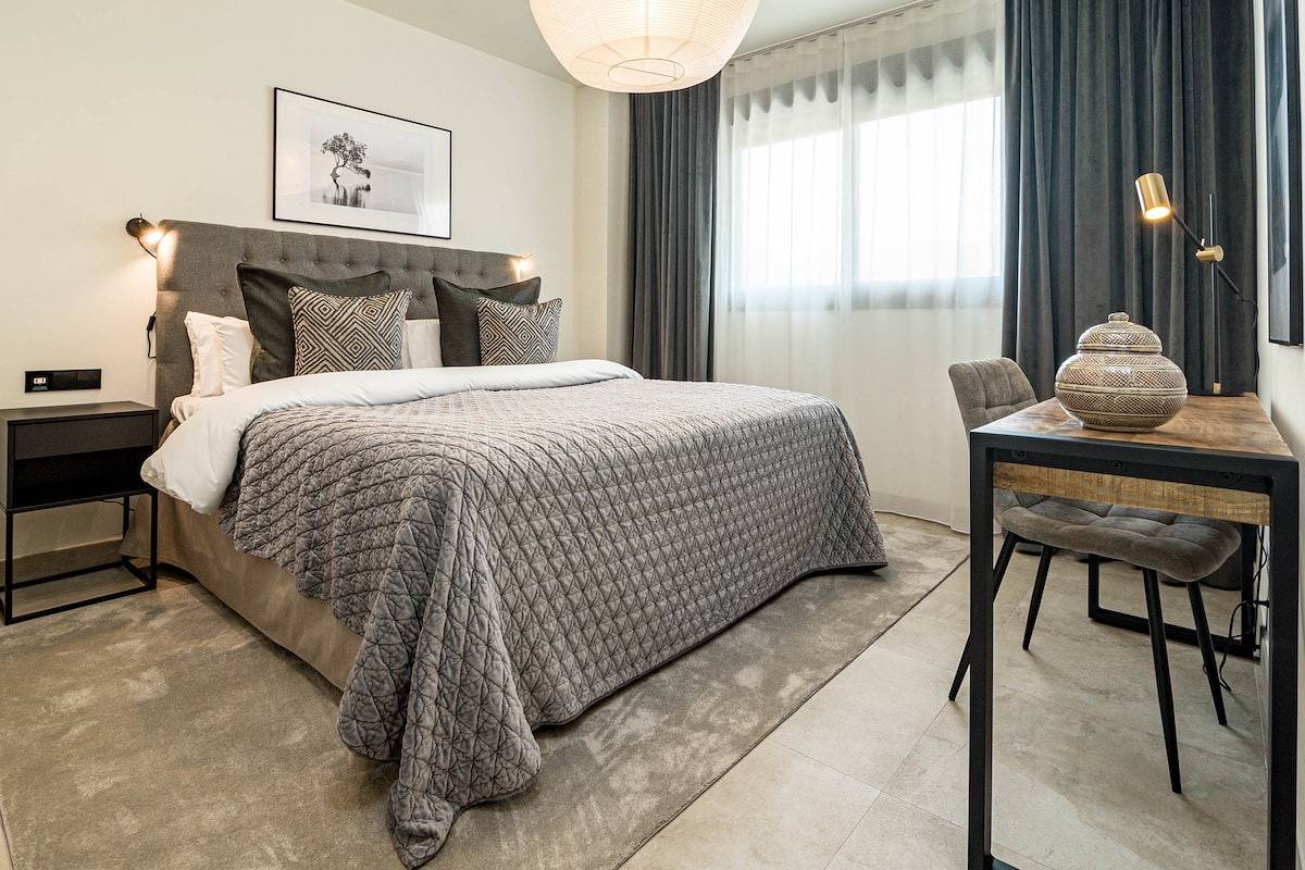 Entire apartment, Inf3.3K- Stunning city apartment close to beaches in Estepona Old Town, Estepona