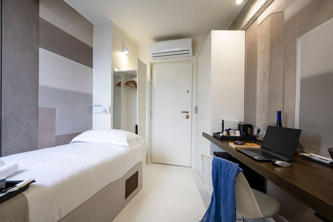 Entire apartment, Solo Retreat - Independent Room w/no Shared Spaces in Bari, Bari Province