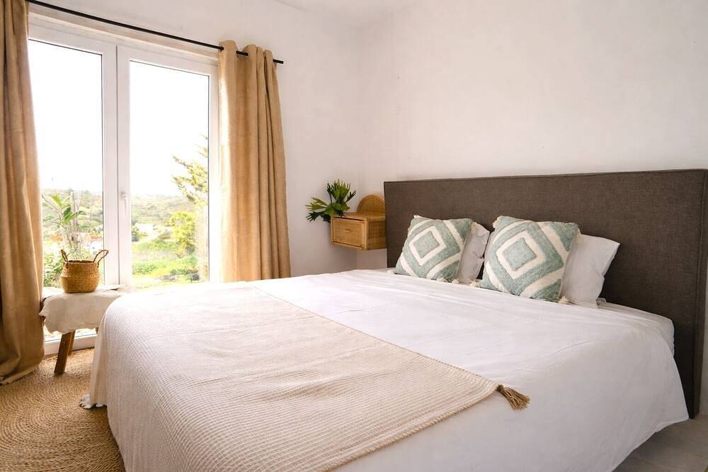 Spectacular Clifftop 180° Oceanview Villa - Salema Beach in Praia da Salema, Naturpark Südwest-Alentejo und Costa Vicentina