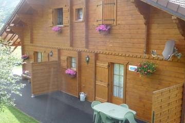 Gîte pour 4 personnes, avec vue ainsi que jardin et piscine, adapté aux familles à Lélex
