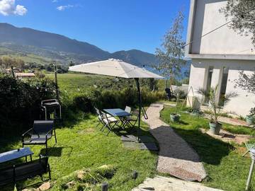 Gîte pour 4 personnes, avec vue et jardin dans Plage de Lava