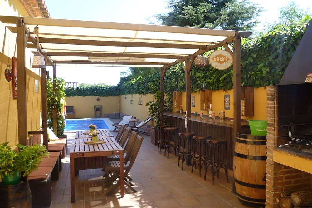 Beautiful and quiet villa near beach. Large garden, fenced pool and barbecue in Vandellòs i l'Hospitalet de l'Infant, Costa Dorada