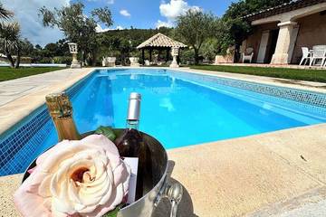 Location de vacances pour 7 personnes, avec jardin ainsi que terrasse et piscine à Cabasse