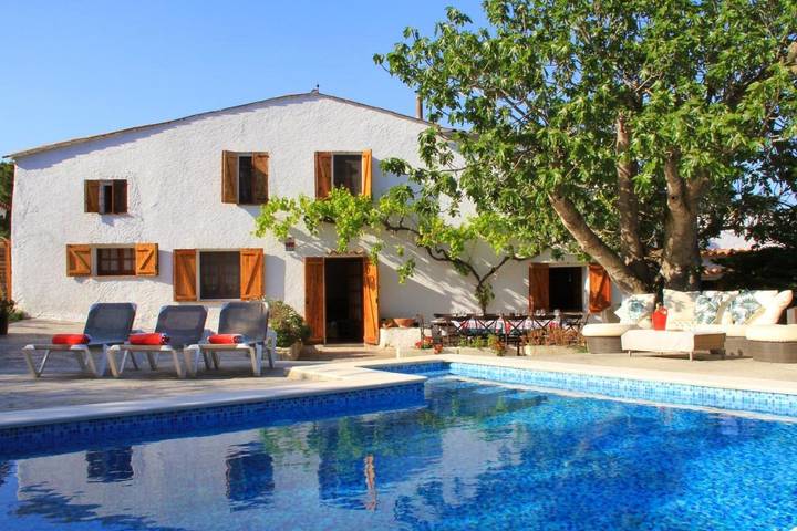 Ferienhaus für 16 Personen, mit Balkon und Whirlpool sowie Terrasse und Garten