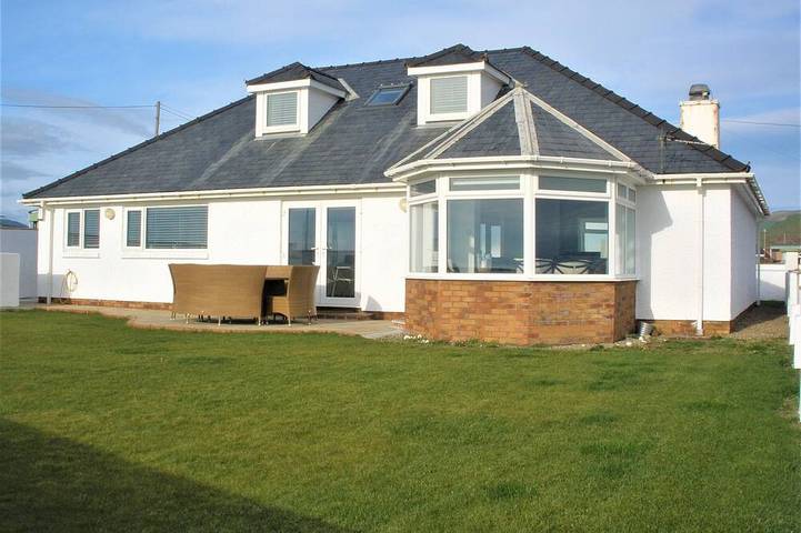 Holiday rental for 8 people, with garden and terrace as well as hot tub, with pets in Tywyn