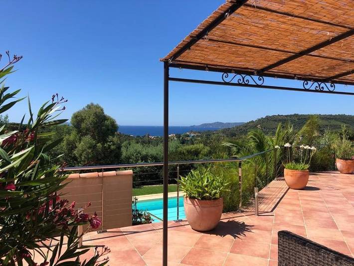Chambre d’hôte pour 7 personnes, avec Terrasse ainsi que Jardin et Vue dans Le Lavandou