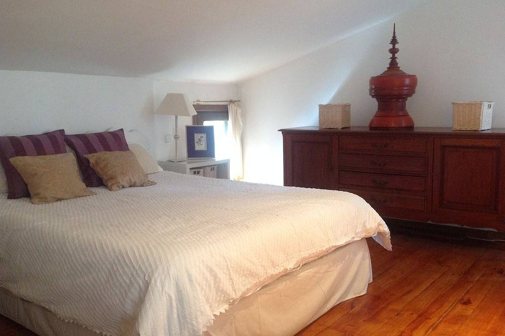 Very quiet house El Escorial, swimming pool, fiber optic, Wifi, air conditioning in Valdemorillo, Madrid Province