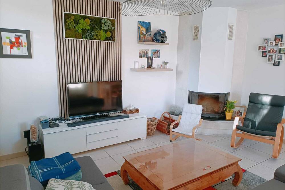 Comfortable Provencal house with swimming pool, terrace and garden at the foot of the Alpilles mountains. in Sénas, Arles und Umgebung