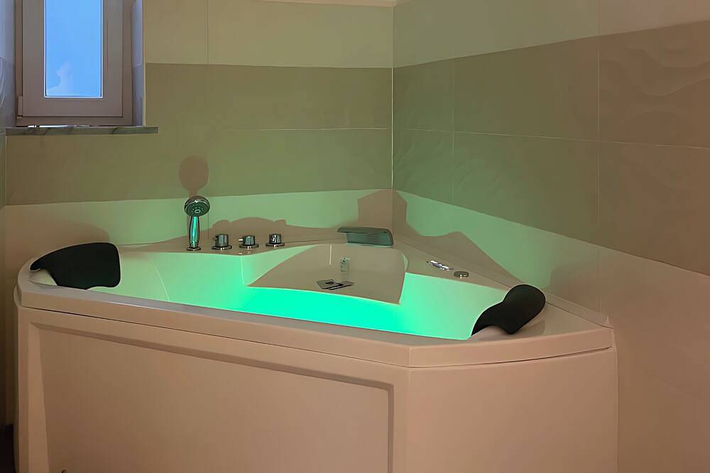 R home room 92 with hot tub in Ischia Stadt, Ischia