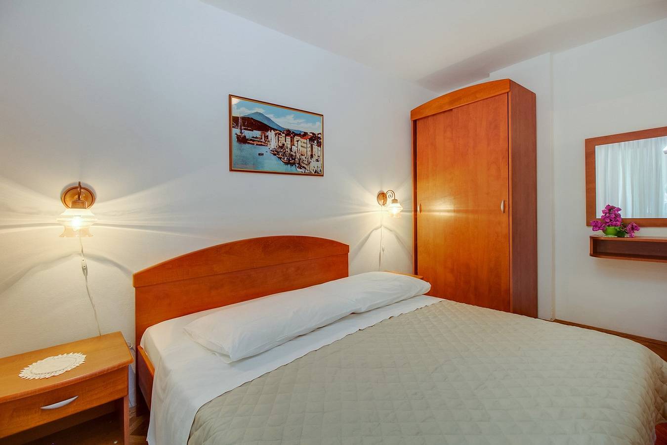 Ganze Wohnung, Das Apartment Bianca 1 befindet sich in einem ruhigen Teil von Mali Lošinj, Zagazine. Diese komplett eingerichtete Wohnung im ersten Stock ist für 4 Personen geeignet, private Parkplätze sind vorhanden. in Mali Lošinj, Lošinj