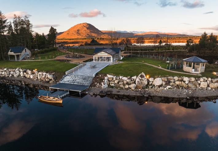 Glamping for 8 people, with garden and lake view in Ireland