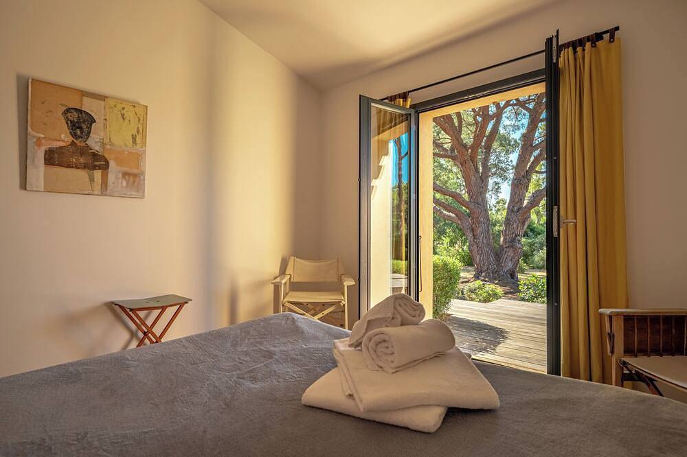 Villa les pieds dans l'eau, belle plage de Palombaggia au bout du jardin (150m) in Palombaggia, Porto-Vecchio