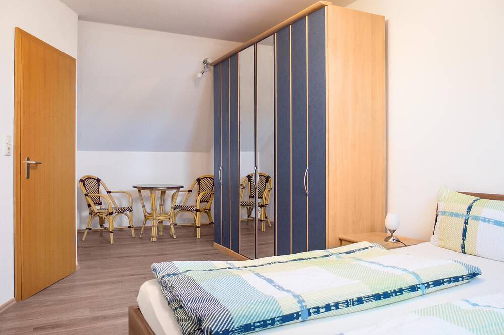 Ganze Wohnung, Große Galeriewohnung (75qm) mit gemütlichem Sofa in Treffelstein, Ostbayern