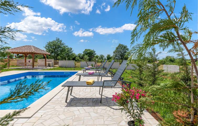 Geräumige 2-Zimmer-Wohnung mit Pool, WLAN und Parkplatz in der Nähe des Stadtzentrums von Sisan in Sisan, Südküste Istrien