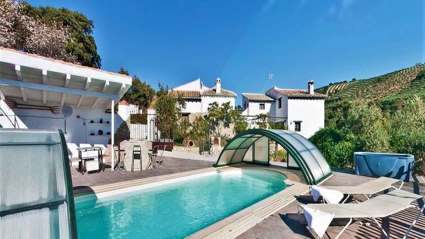 Apartamento para 11 personas, con piscina y jacuzzi además de terraza y jardín en Montefrío