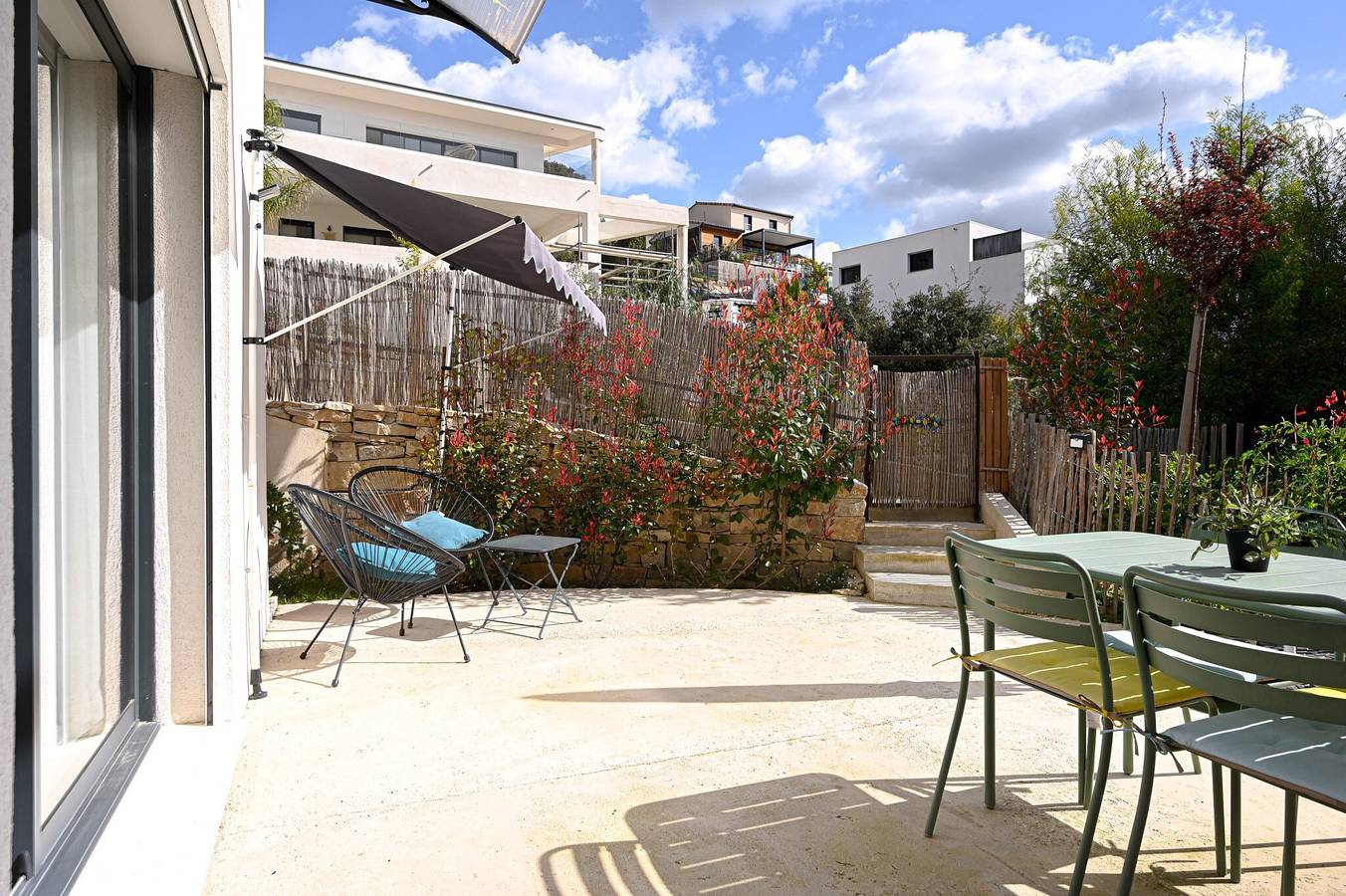 Entire apartment, Le Cocoon Apartment with Terrace in Detached House in Ceyreste, Marseille region