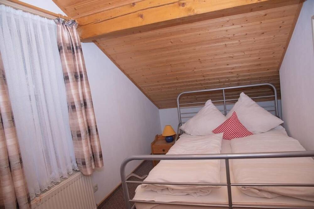 Ganze Wohnung, Freistehendes Ferienhaus mit drei Schlafzimmern und Balkon in Büchelberg, Windorf